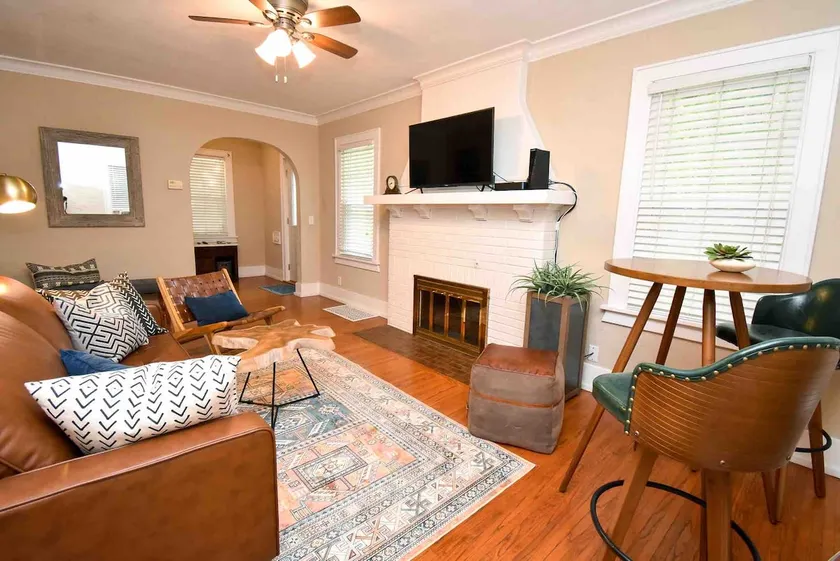 Peoria Heights Petite Charmer- Cozy Cottage Escape - Image 1