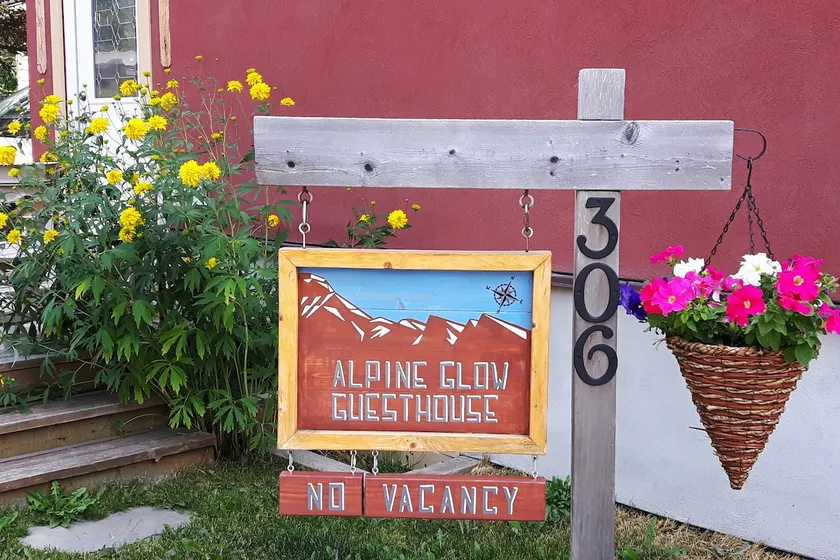 The Alpine Glow Guesthouse - Image 1