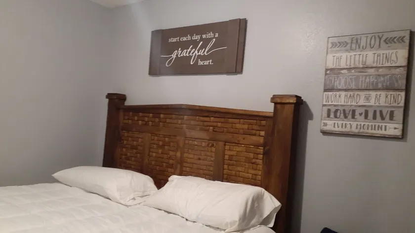 Small 2 bed 1 bath upstairs apartment with balcony - Image 1