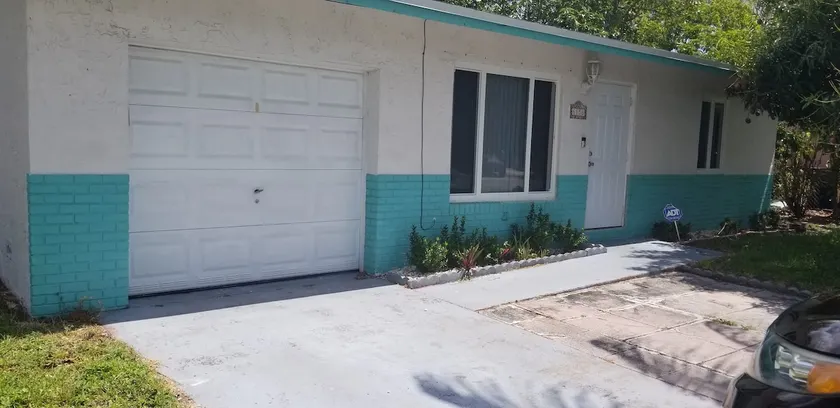 Cheerful 3 BR home 15 min from beach & airport - Image 1