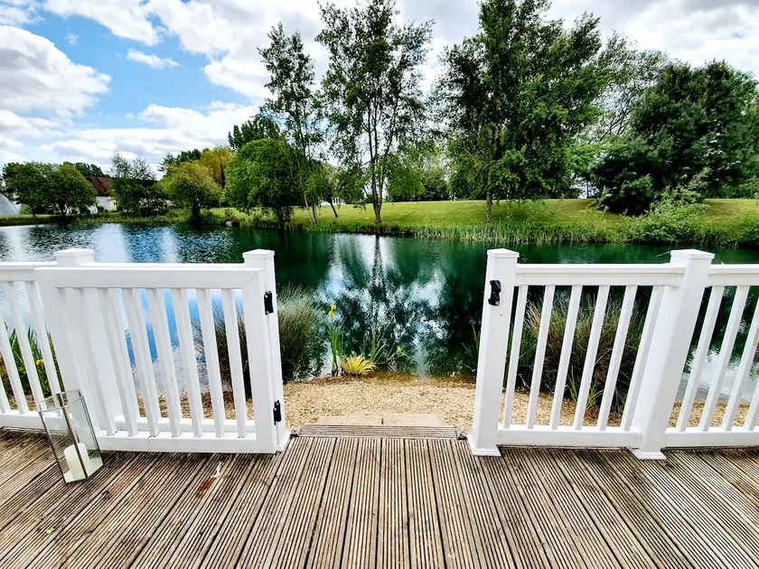 Luxurious, South-Facing Lakeside Lodge - Image 1