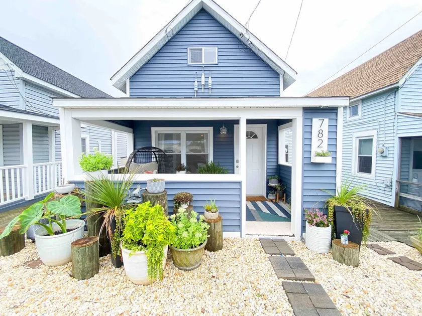 Chic Bayfront Cottages with Kayaking + Crabbing - Image 1