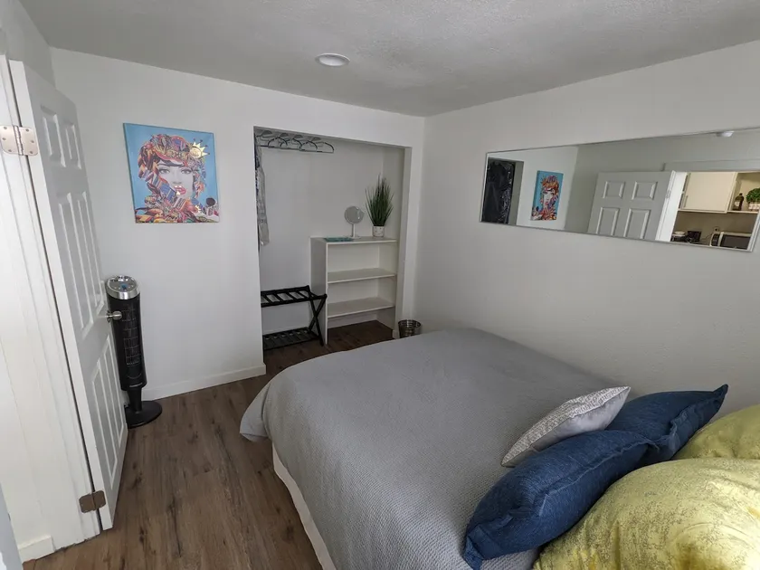 Private suite, walkable to top rated bars/eateries - Image 1