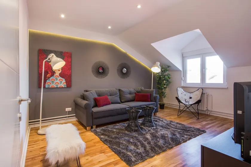 * Amazing design apt, prime location w parking * - Image 1