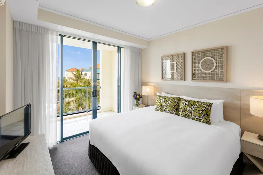 Spacious 1 Bed steps from the Beach - Image 1