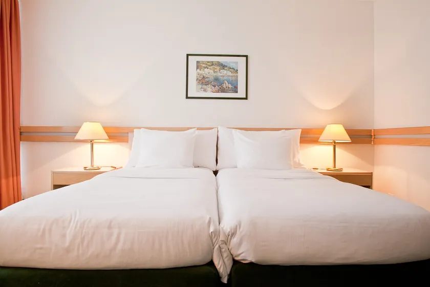 Twin Beds Comfort Studio – Drake Longchamp - Image 1