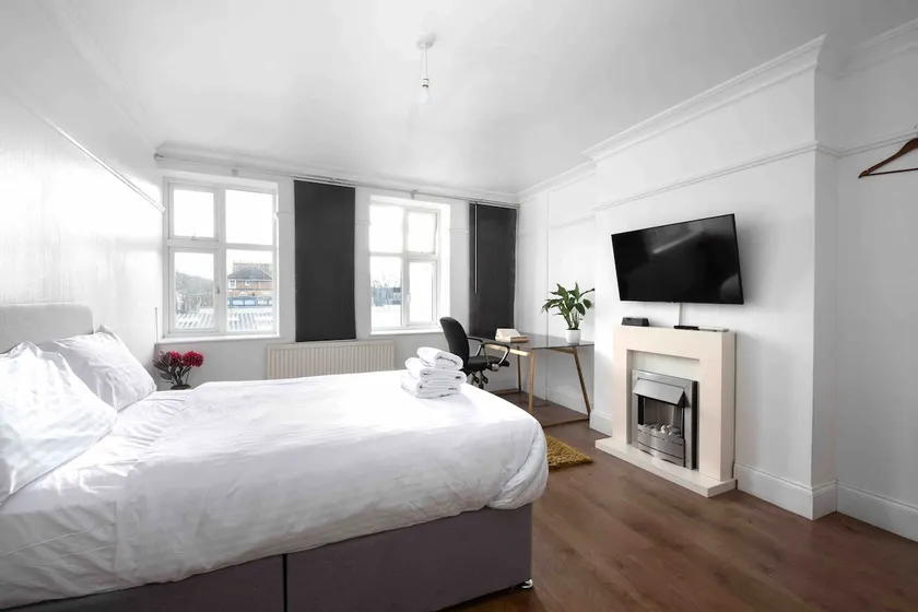 Three Bedrooms Flat Central London-Emirate - Image 1