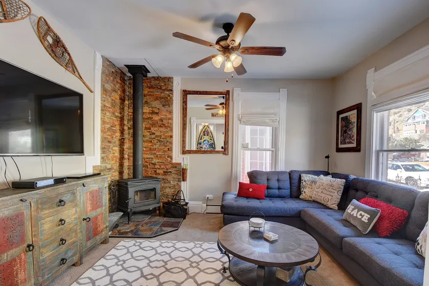 Charming 3 Bedroom 2 bath home, sleeps 7. - Image 1