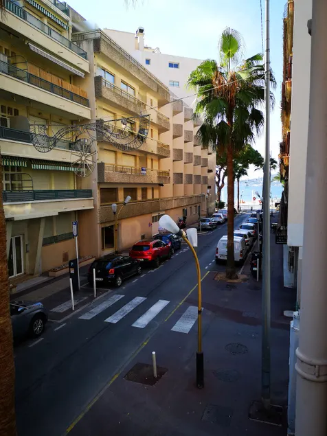Bright beach flat in the heart of Juan les Pins - Image 1