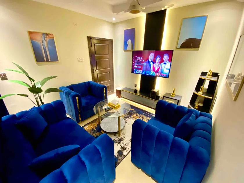 Royal blue themed 1BHK Netflix-Wifi-Heating-201 - Image 1