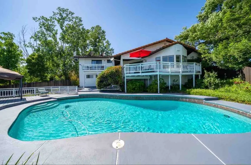 Luxury Home with Mount Shasta Views, Pool and Spa - Image 1