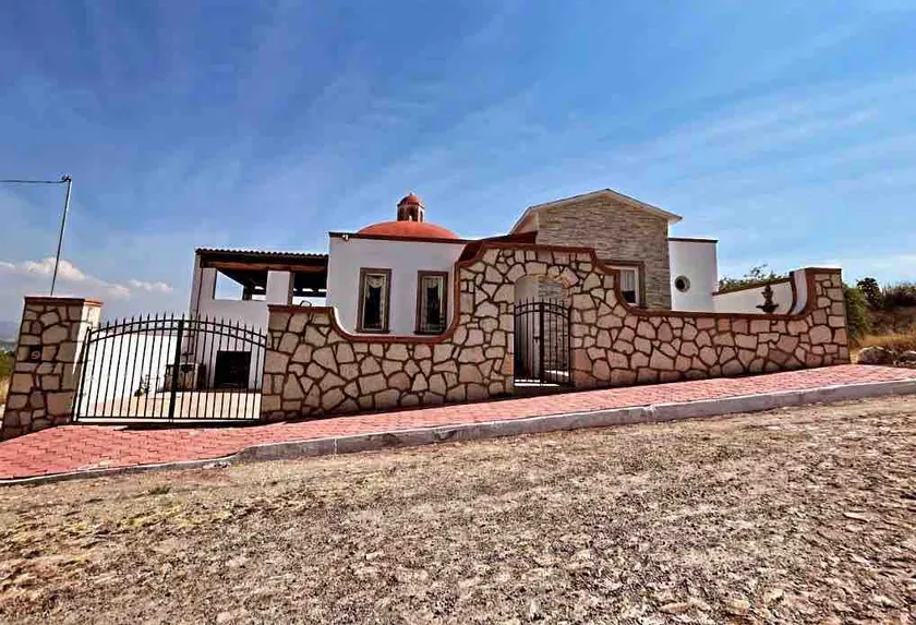 Beautiful View House - Image 1
