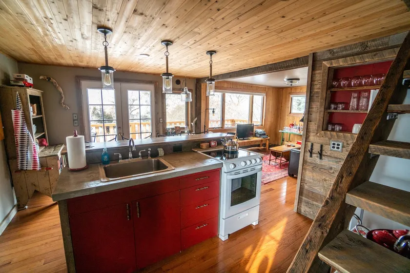 Yellowstone River Beach Cabin on YNP Boundary - Image 1
