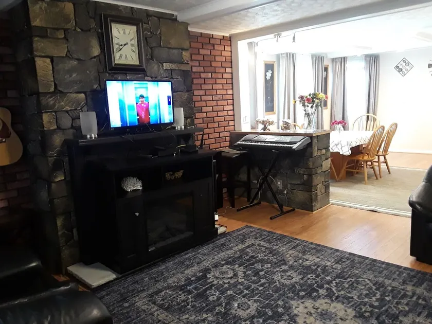Charming family-style 4BR 2BA house 10 min to city - Image 1