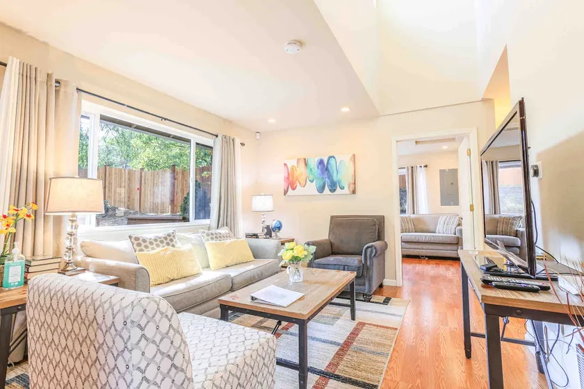 Immaculate Vista, a cozy home w/AC in Edmonds, WA - Image 1