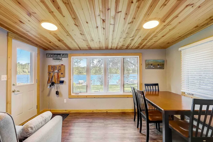 Lakefront cabin, kayaks, just 40 min to the Dells - Image 1