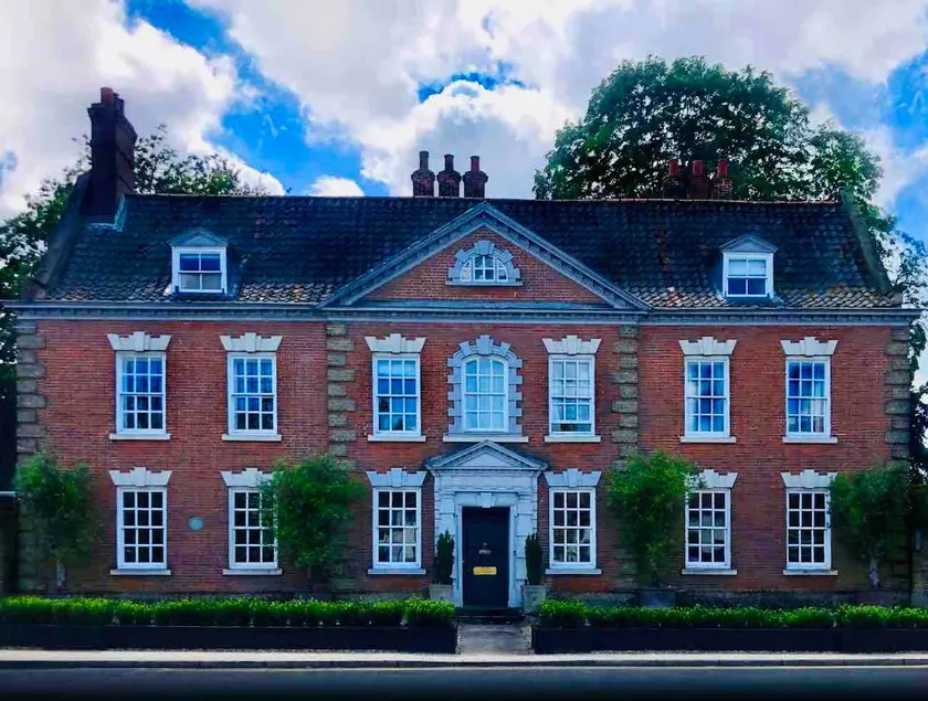 Stunning Oakleigh House for special gatherings - Image 1