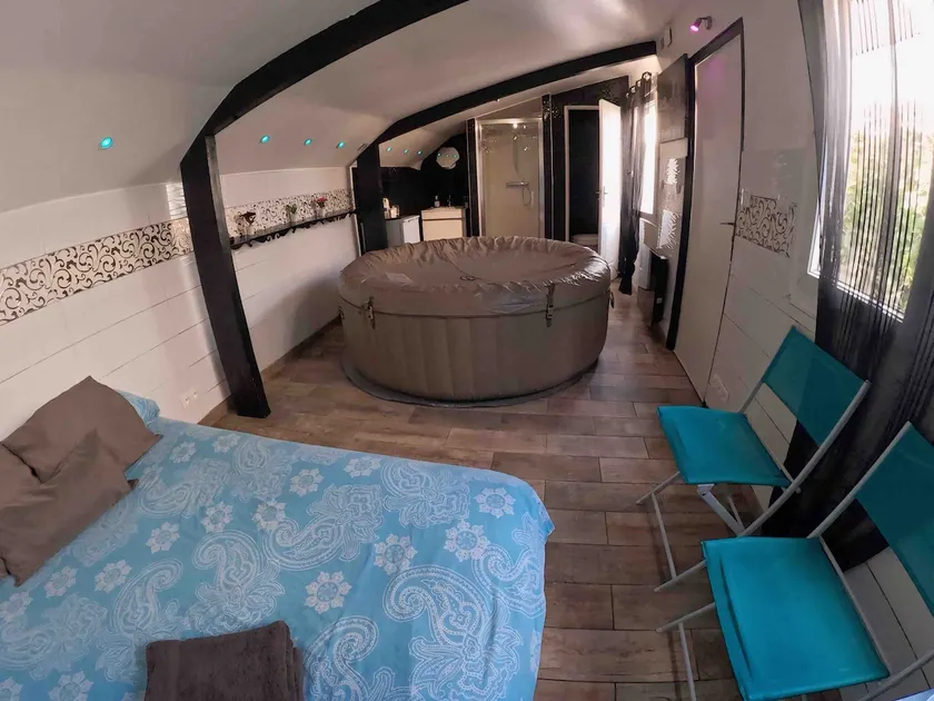 Love nest with private hot tub – on the outskirts of Paris - Image 1