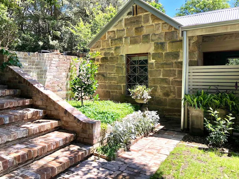 Stone 1Bed Cottage + Living (bed + sofa bed) - Image 1