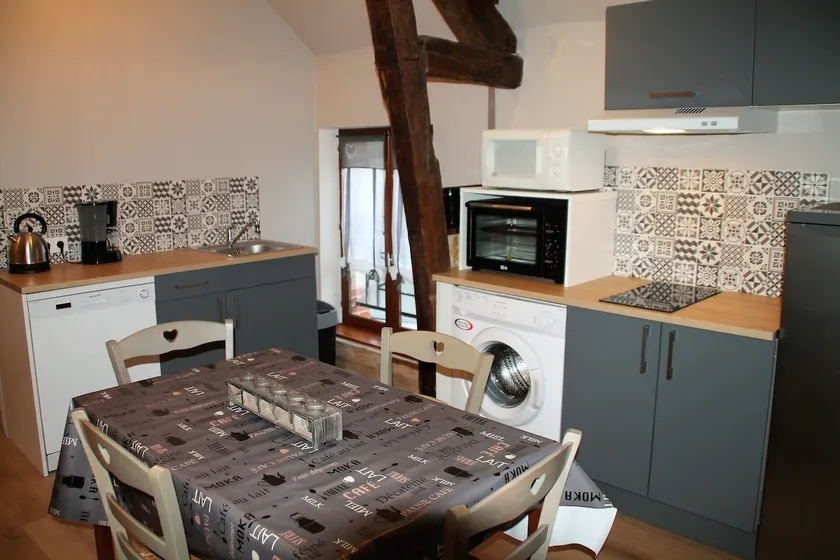 Charming refurbished apartment with free Wi-Fi - Image 1
