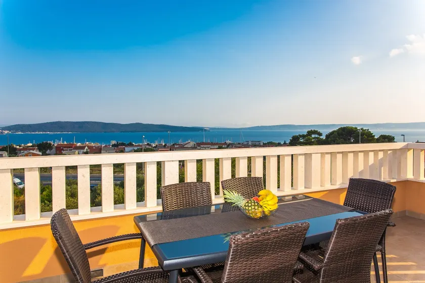 Apartment with sea view - Image 1