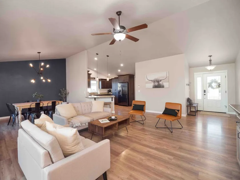The Watusi Place - A Modern Umpqua Valley Getaway - Image 1