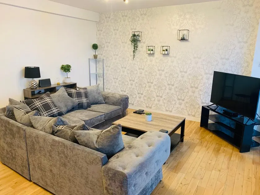 Modern 2 Bed Apartment, Close to Gla Airport & M8 - Image 1
