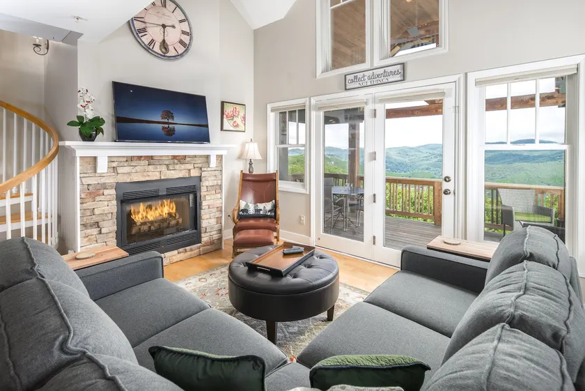 Retreat on the Ridge - Updated Top Floor Condo! - Image 1