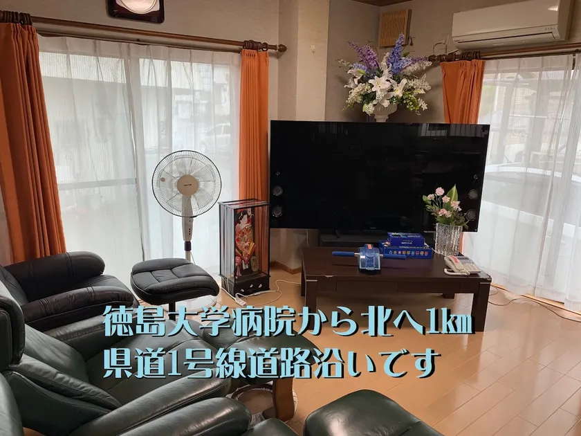 At Good Litch, you can relax with a large screen TV and a massage chair, and have a sushi party. - Image 1