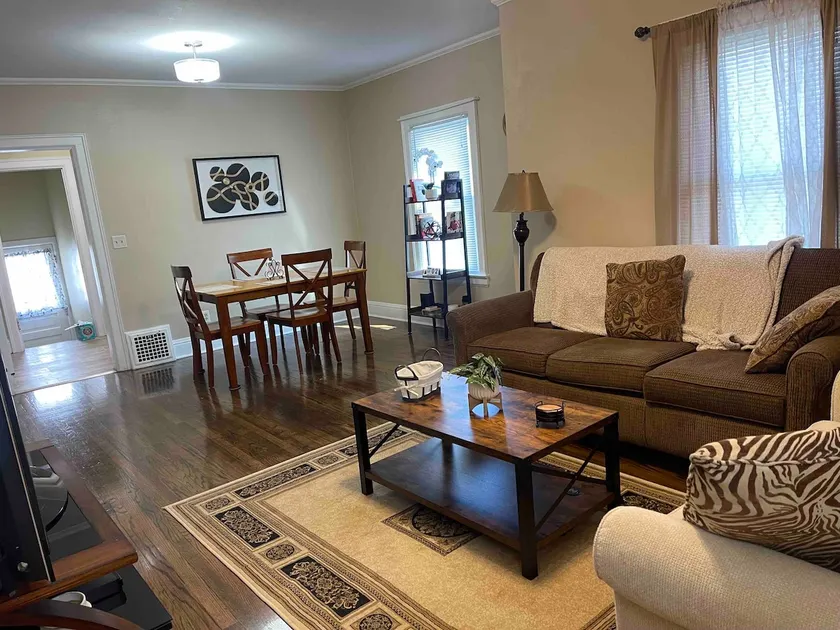 Cozy 2 bedroom house with enclosed porch - Image 1