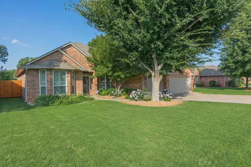 Open and bright - 4 bedrooms, 3 full bathrooms - Image 1