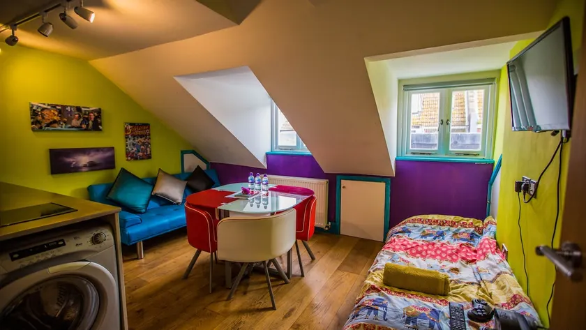 Central Attic apartment, just minutes to the Pier. - Image 1