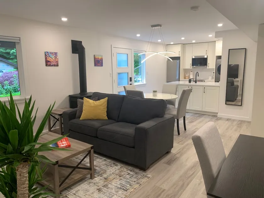 Peaceful Garden Suite - Bright & Cozy Escape - Image 1