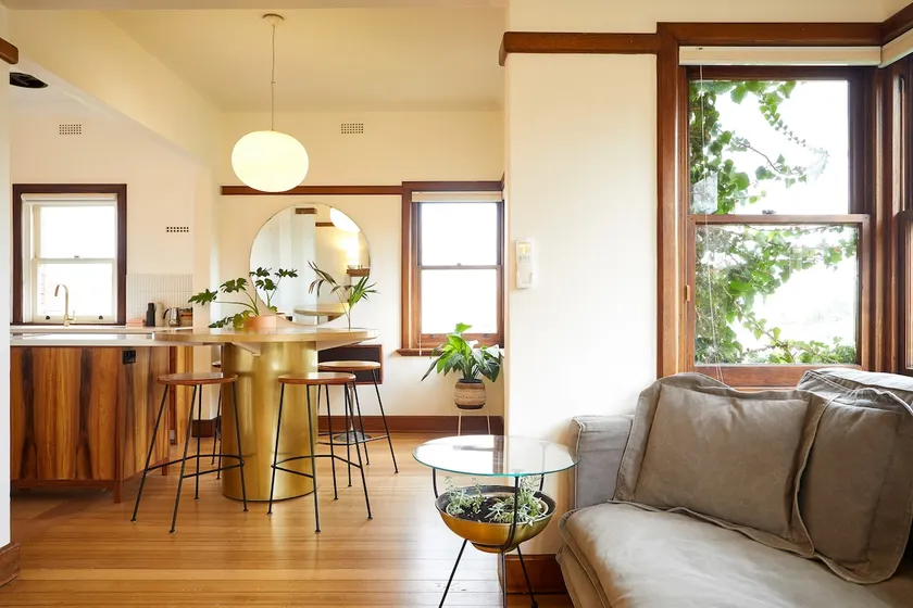 Central & Light Filled Hobart Deco Apartment - Image 1