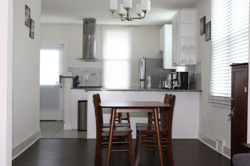 A 4 bedroom house near a metro station w/ parking - Image 1