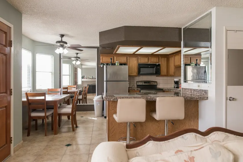 Plush condominium near Red Rock. - Image 1