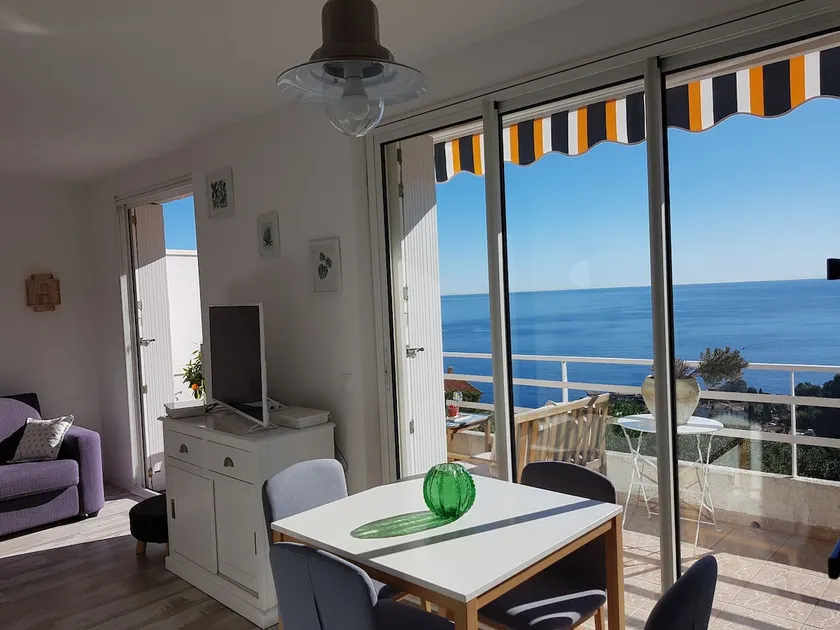 2 bedrooms facing the sea + deckchairs on private beach - Image 1