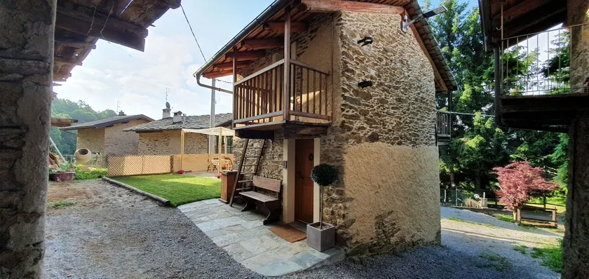 I Foresti vacation home surrounded by greenery and relaxation - Image 1