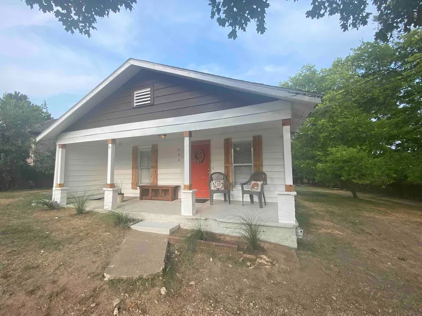 Cedar Bungalow! Charming & Cozy 3 bdrm 2 bath - Image 1