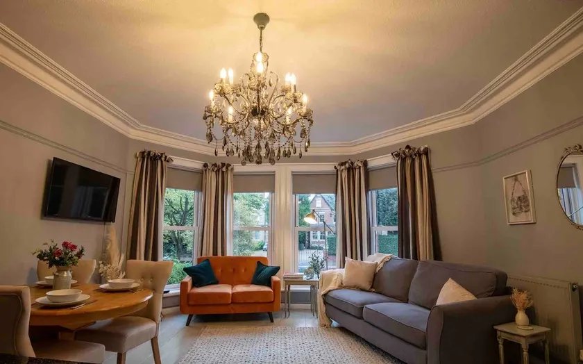 Stylish Central 2 Bedroom Apartment - Image 1