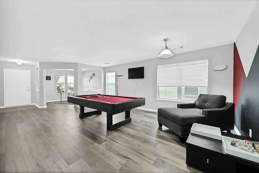 Family home*Nr Airport&NRG*King bd*65inTV*POOLTBL - Image 1