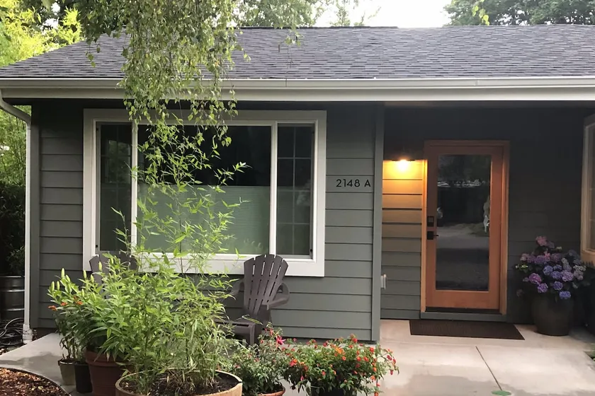 Peaceful, modern &conveniently located guest house - Image 1