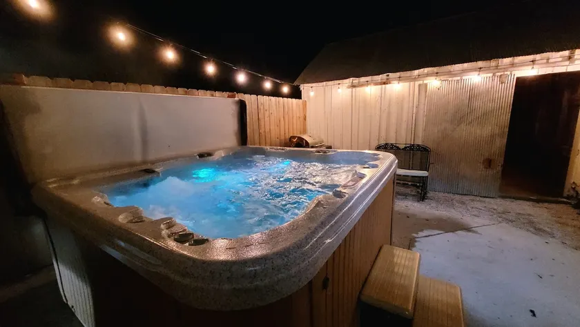 Romantic Augusta Cottage w/ hot tub - Image 1