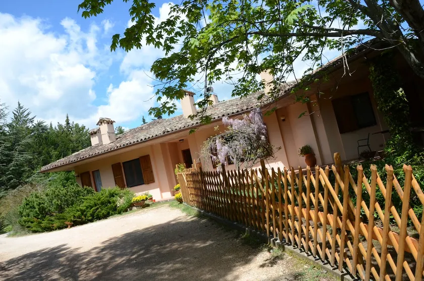 House surrounded by greenery, with private garden - Image 1