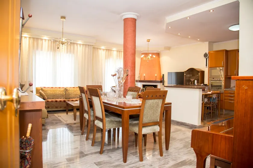 Central, 90 sq², bright flat, with balcony. - Image 1