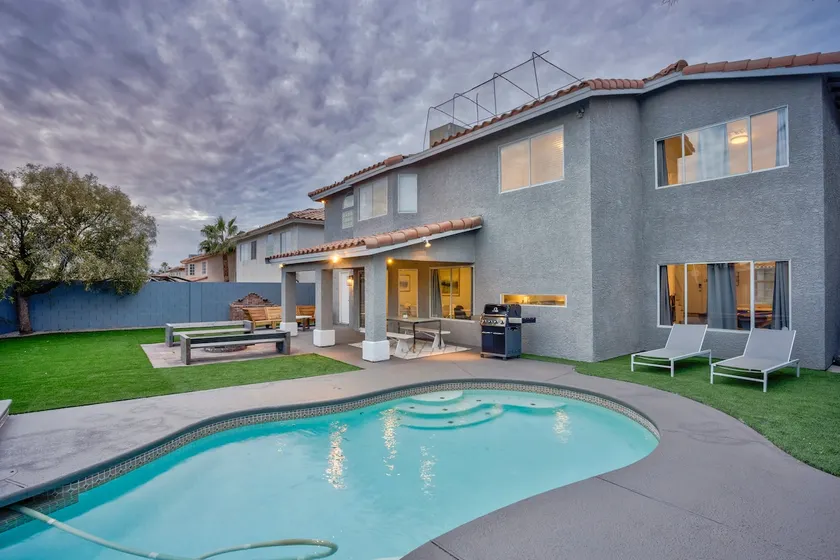 HUGE Big Family 6 bed Pool Home10min Vegas Strp! - Image 1