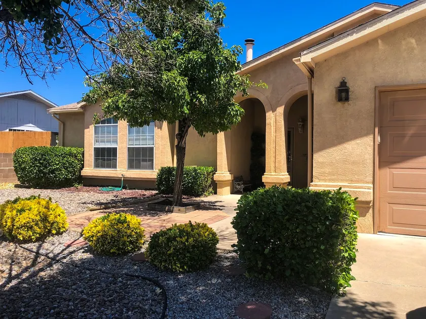 Comfortable Elegance w/ Views - Image 1