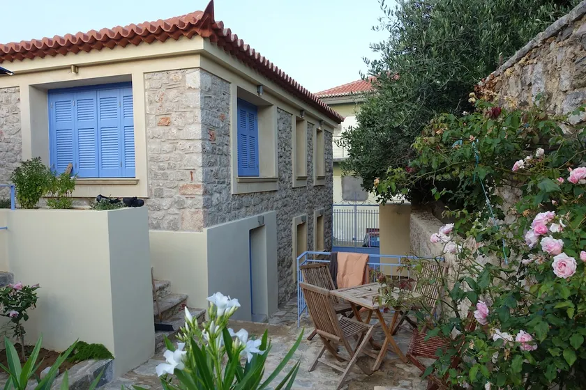 An olive tree, a Lemon tree and a house - Image 1
