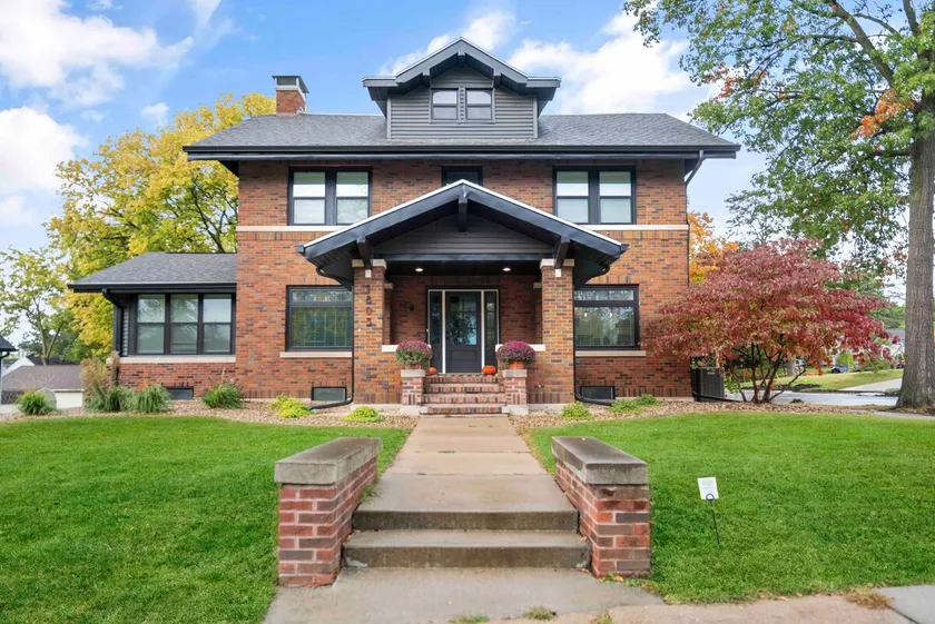 Gorgeous 5 bedroom, remodeled, historic home - Image 1