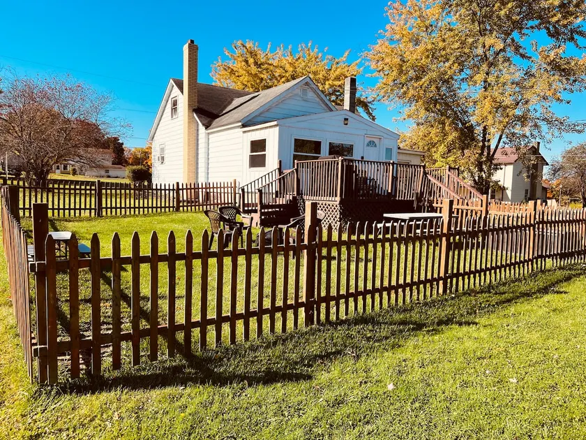 Cozy & cheerful two bedroom house w fenced in area - Image 1